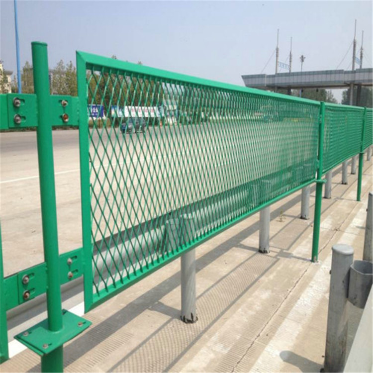 定制高速公路防眩目网、钢板护栏网、菱形浸塑防护网