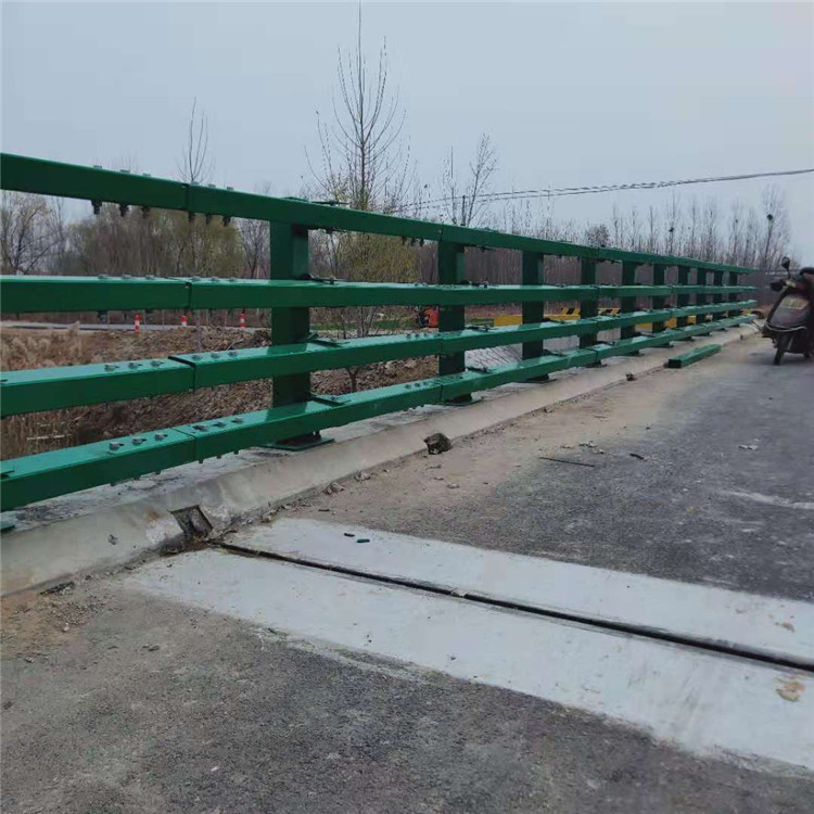 Q235高速公路防撞护栏 桥梁防撞栏杆 钢板拼接立柱护栏&nbsp;&nbsp;立柱桥梁防撞栏杆