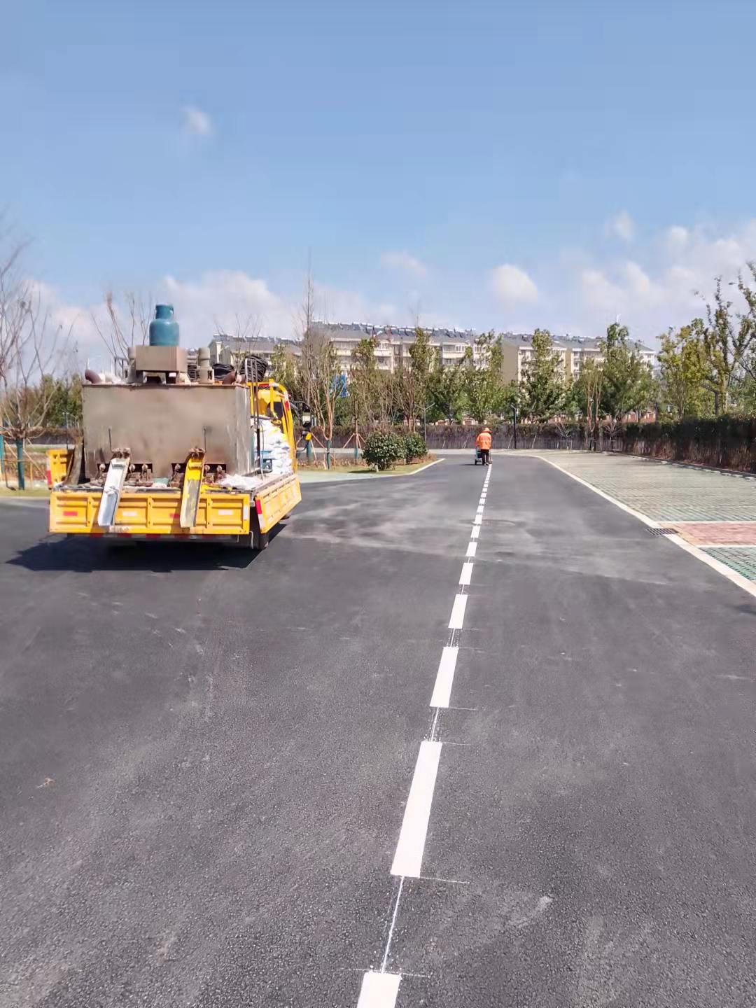 南京达尊njdz-2022公路标线划线价格多少?  南京道路划线  南京厂区划线  南京停车场划线