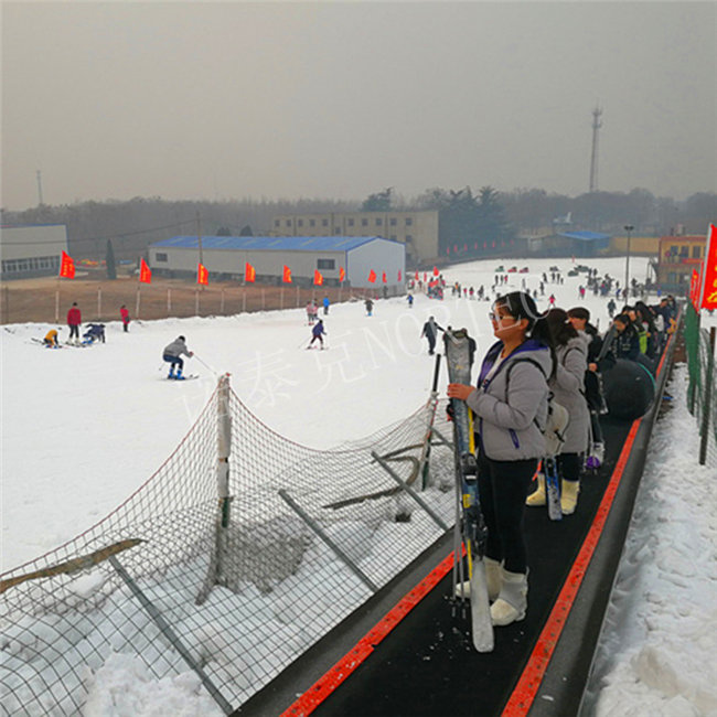 诺泰克滑雪场魔毯乘坐方便无需练习 滑雪场代步工具&nbsp;&nbsp;魔毯电梯