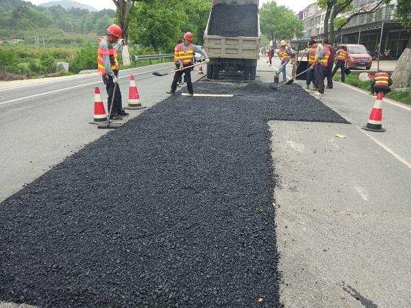 彩色沥青道路铺设 透水混凝土包工包料承包  沥青冷补料