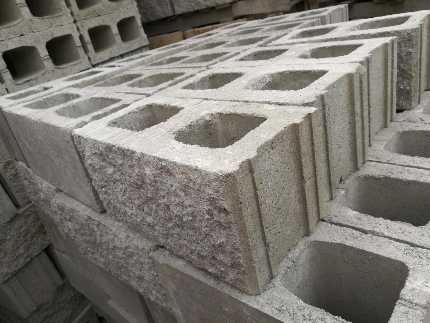 钦芃建材 装饰混凝土空心砌块生产厂家  装饰混凝土空心砌块砖  轻质连锁砌块砖