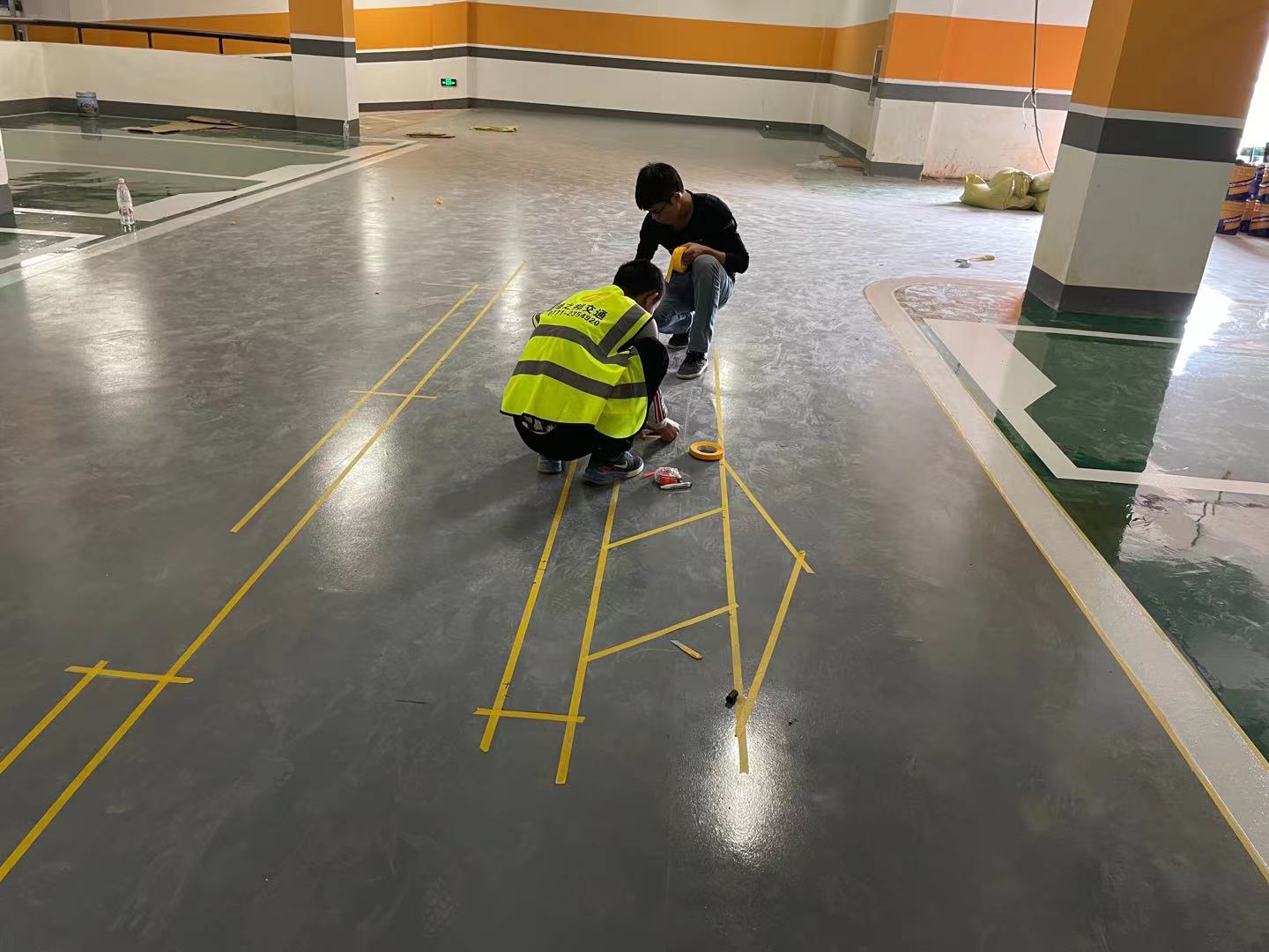 小区地下停车场道路冷涂划线  小区冷涂划线  车库道路冷涂划线