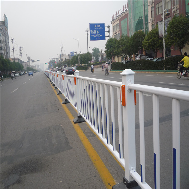 锌钢市政道路护栏 带反光膜马路隔离栏 机动车道市政护栏&nbsp;&nbsp;非机动车道市政护栏