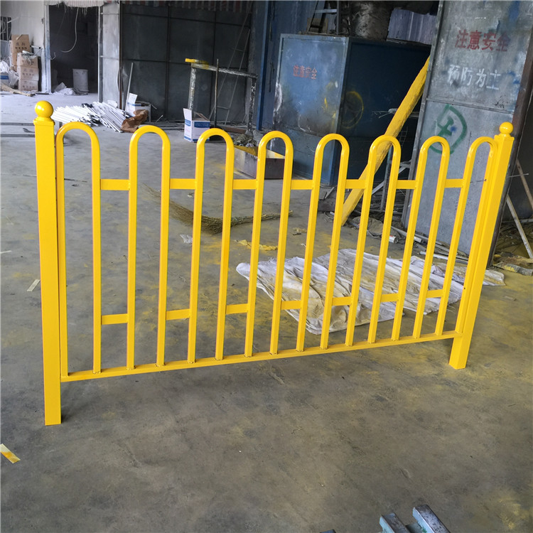 M型空心管京式护栏 城市道路京式隔离栏杆 市政交通护栏&nbsp;&nbsp;m型空心管京式护栏&nbsp;&nbsp;城市道路zy隔离栏杆