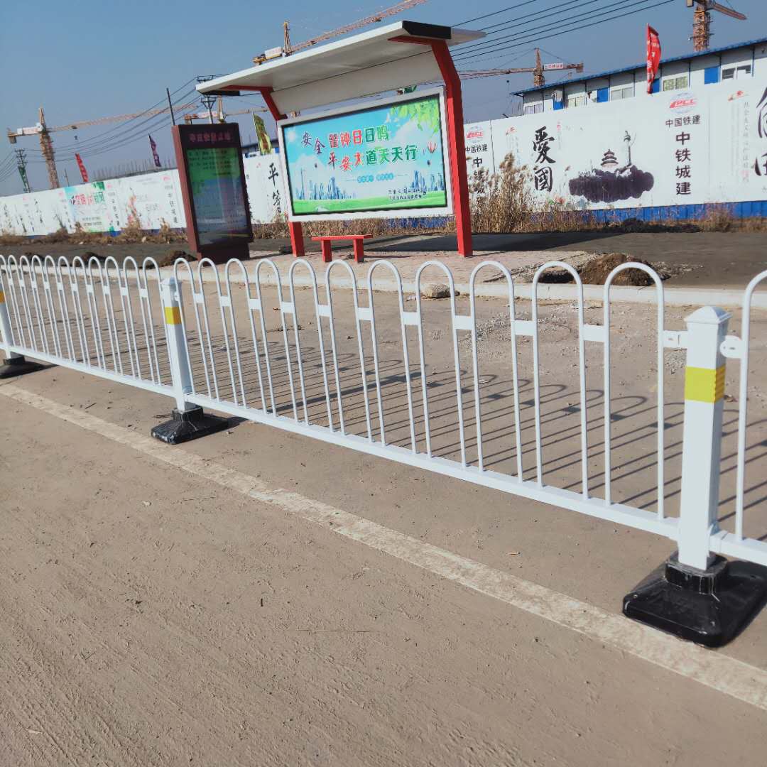 M型空心管京式护栏 城市道路京式隔离栏杆 市政交通护栏&nbsp;&nbsp;m型空心管京式护栏&nbsp;&nbsp;城市道路zy隔离栏杆