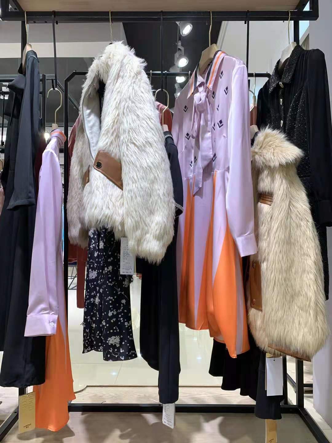 广州高端品牌摩邑2021秋冬折扣女装一手货源批发  女装折扣  女装尾货批发  女装库存尾货批发