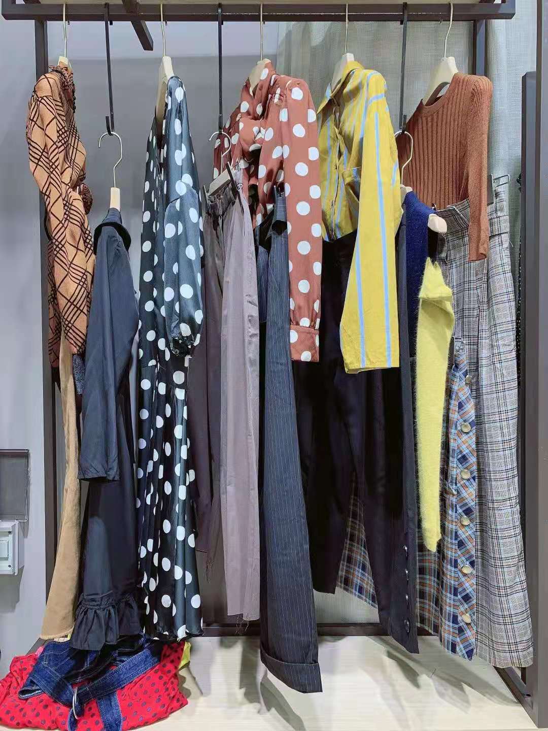 气质高端品牌韩品国牌2021秋冬品牌女装折扣批发供应商  女装尾货批发  女装库存尾货批发