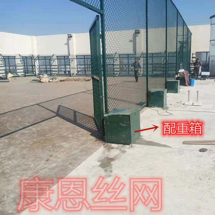 江苏楼顶带配重箱球场隔离网&nbsp;&nbsp;楼顶球场隔离网
