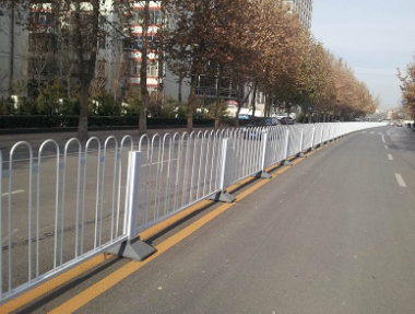 昆明交通设施昆明格物交通供应京式护栏  道路划线  定位器