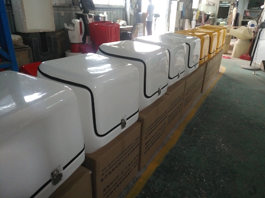 新加坡客户订购的上门维修汽车工具箱摩托车尾箱  配送箱  后尾箱