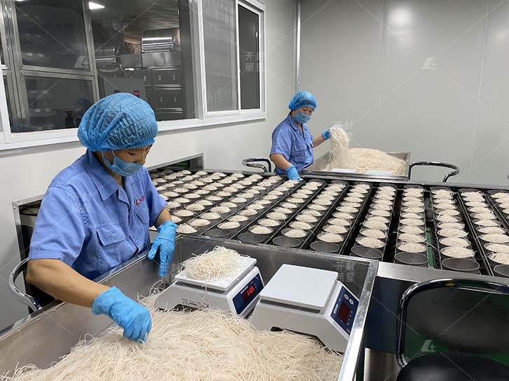 链条传动即食粉丝生产线，丽星酸辣粉加工设备制造商  酸辣粉生产线