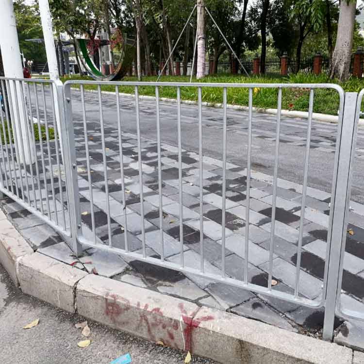 甲型护栏B款 交通护栏详细介绍 深圳港式栏杆价格