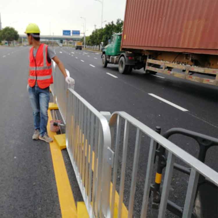 伦教市政道路改造 机非隔离栏杆安装 顺德交通护栏图片