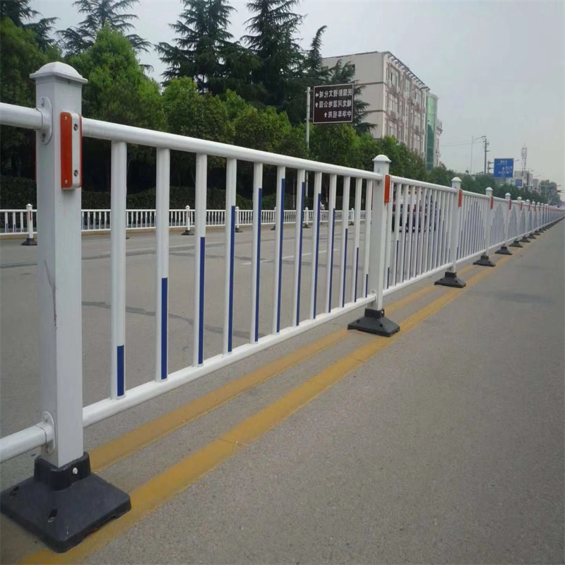 厂区道路分离护栏供应财润丝网定制市政护栏  道路市政护栏  厂区护栏