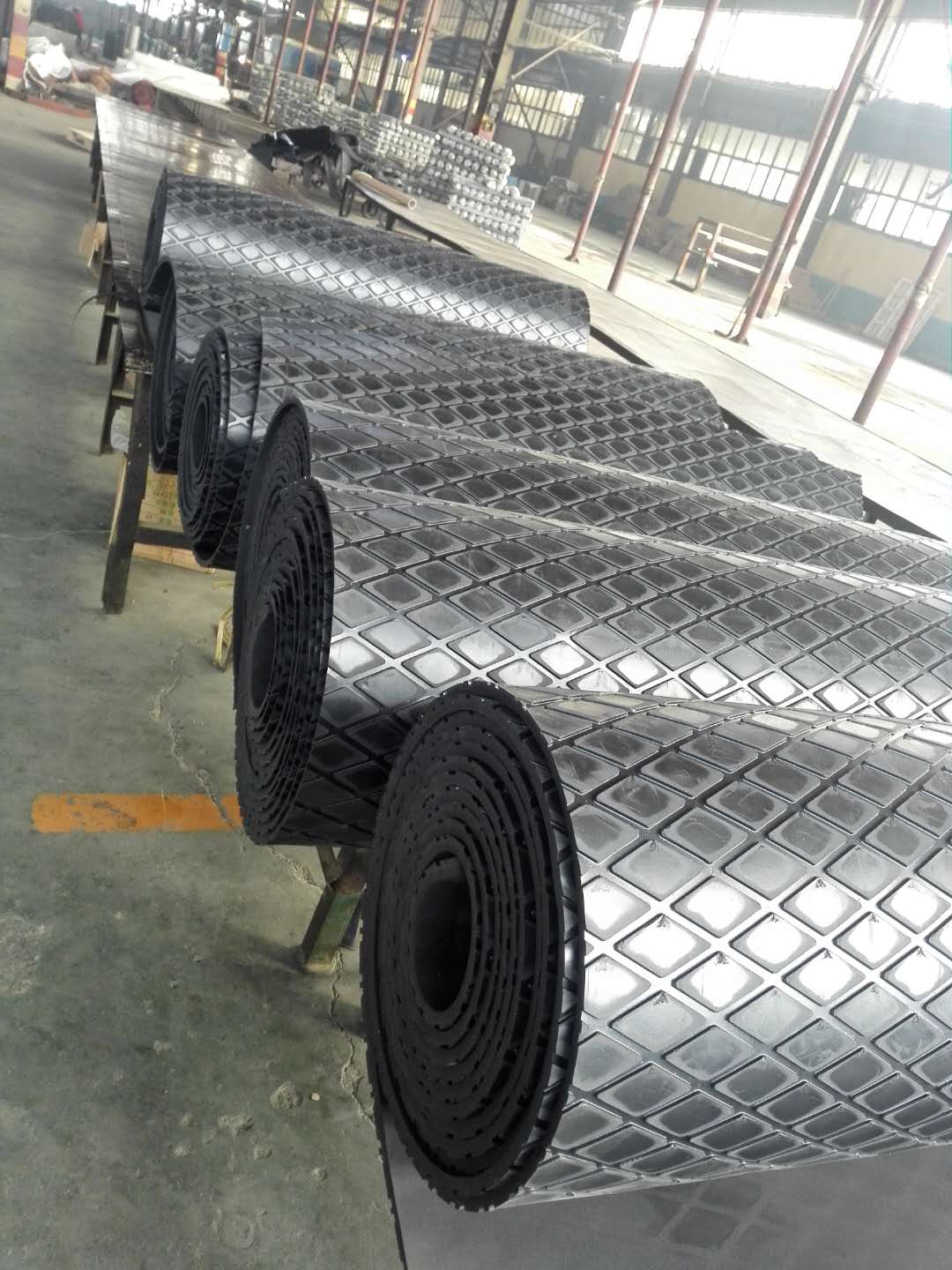 菱形耐磨胶板 阻燃耐磨  菱形耐磨橡胶板  阻燃耐磨板  滚筒包胶
