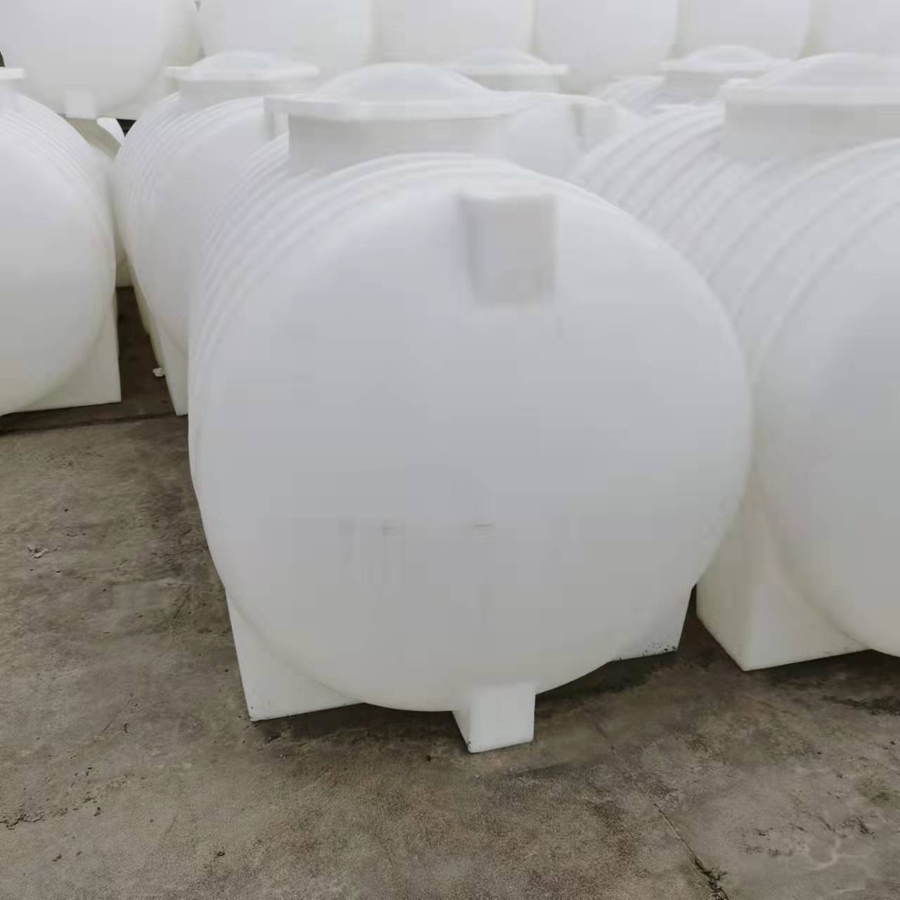 1立方卧式水箱 1吨卧式塑料水塔 1000L储水罐 PE运输  卧式水塔  塑料储罐  塑料桶