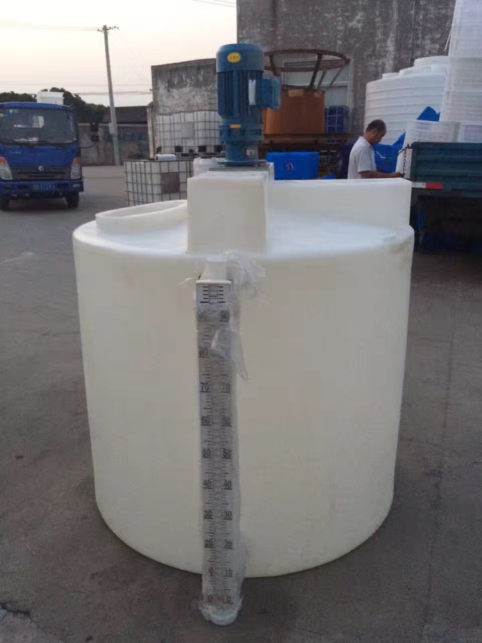 环保专用加药箱 食品级塑料医用加药桶 圆形搅拌箱2吨  塑料桶  塑料储罐