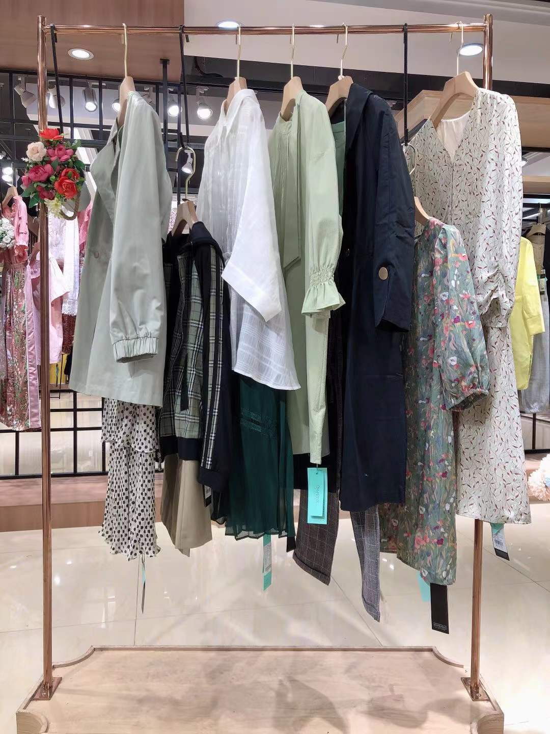 实体专柜撤柜的当季新款品牌女装尾货  品牌折扣女装尾货批发  女装库存尾货批发  厂家直批