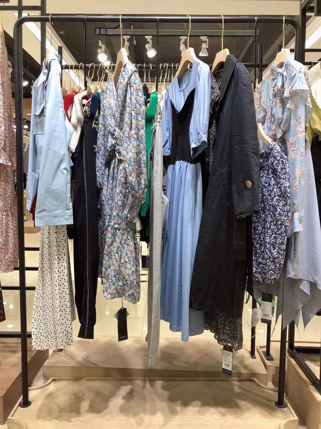 实体专柜撤柜的当季新款品牌女装尾货  品牌折扣女装尾货批发  女装库存尾货批发  厂家直批