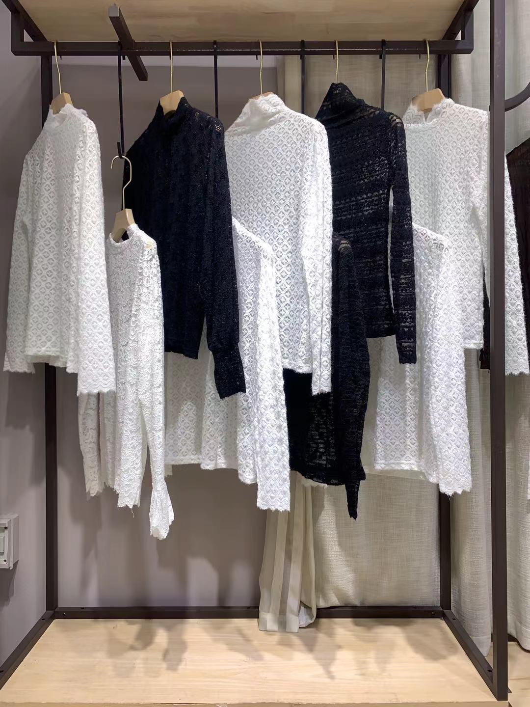 广州秋熠折扣店时尚大牌女装尾货批发拿货  品牌折扣女装尾货批发  女装库存尾货批发  厂家直批