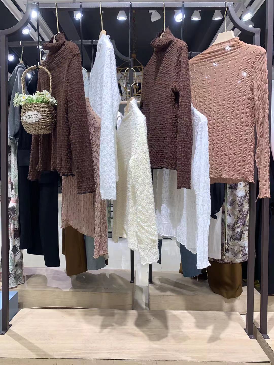 广州秋熠折扣店时尚大牌女装尾货批发拿货  品牌折扣女装尾货批发  女装库存尾货批发  厂家直批