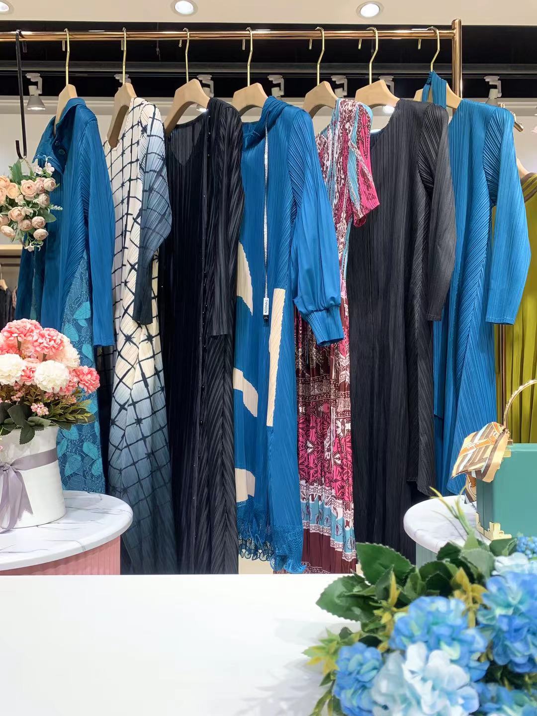 广州品牌折扣店女装当季新款尾货走份批发一手货源  品牌折扣女装尾货批发  女装库存尾货批发  厂家直批