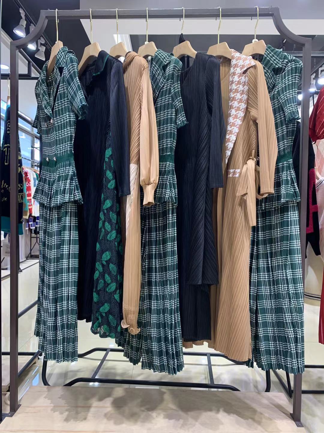 广州品牌折扣店女装当季新款尾货走份批发一手货源  品牌折扣女装尾货批发  女装库存尾货批发  厂家直批
