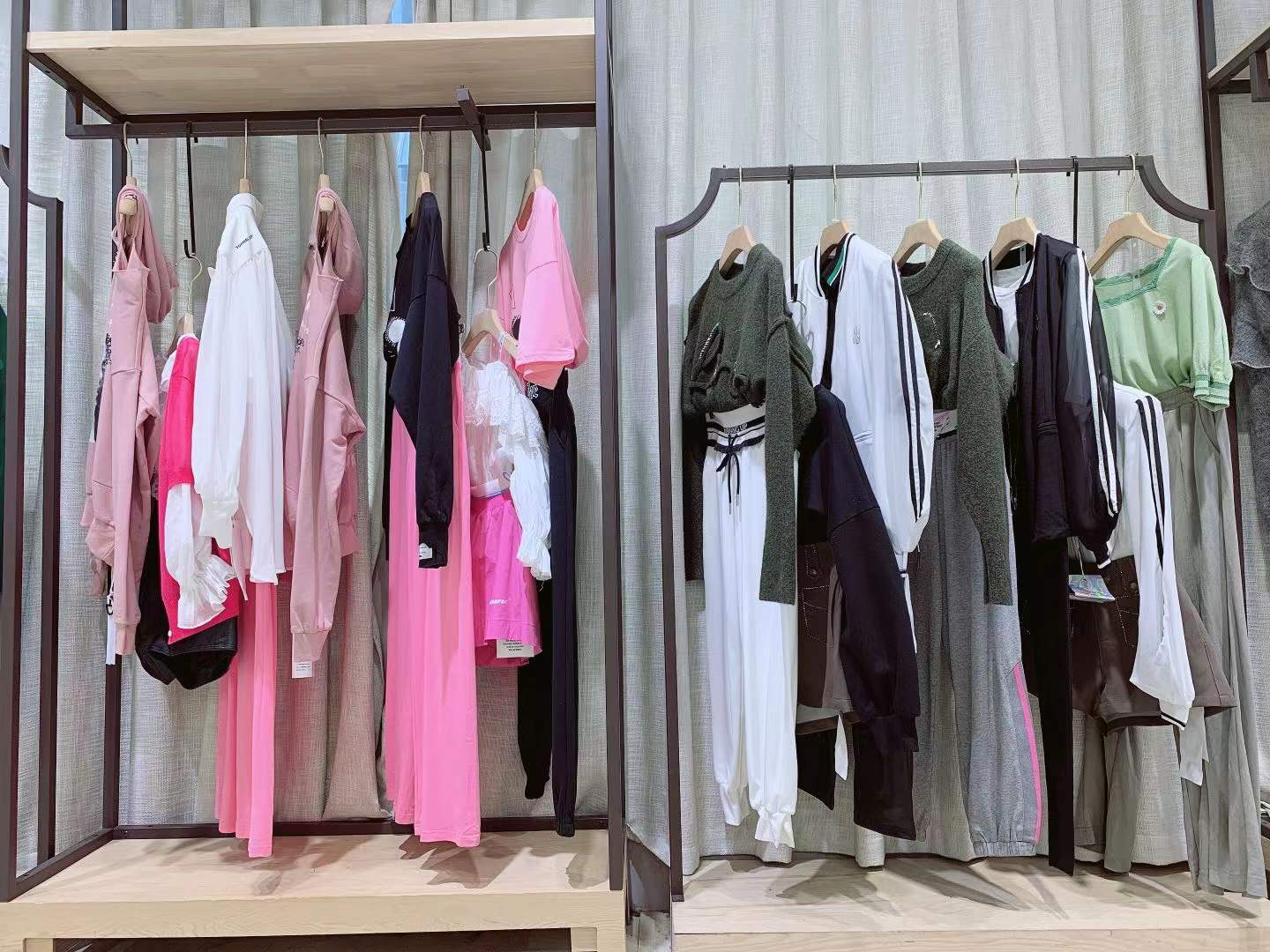 上海轻奢品牌时尚女装尾货折扣怎么批发货源  品牌折扣女装  女装折扣尾货  厂家直批