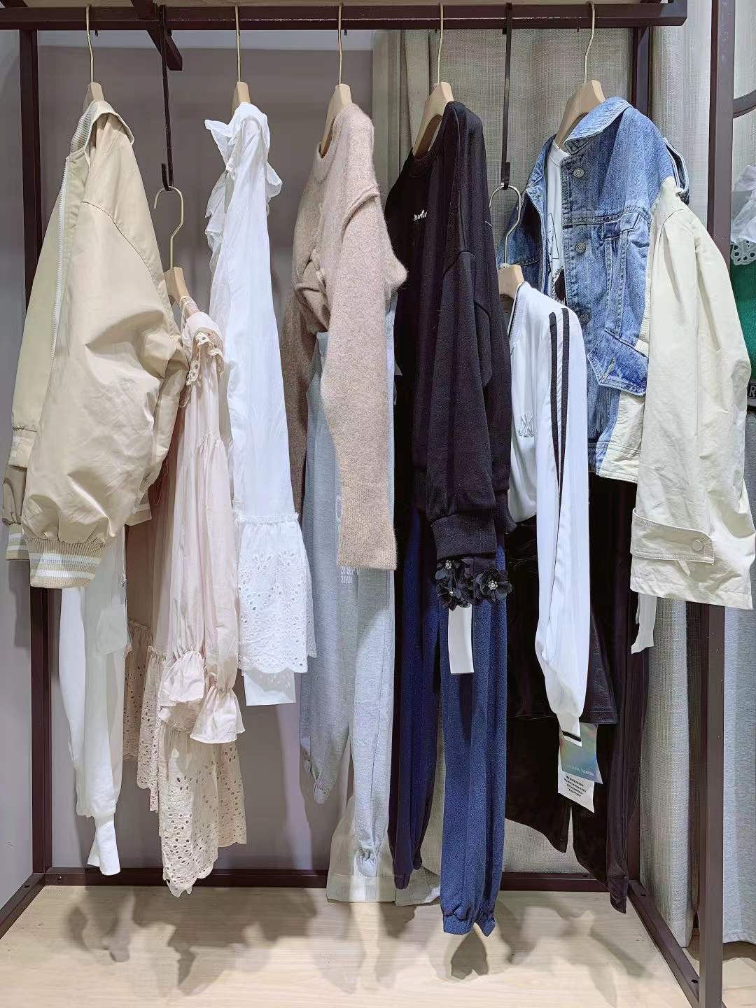 上海轻奢品牌时尚女装尾货折扣怎么批发货源  品牌折扣女装  女装折扣尾货  厂家直批