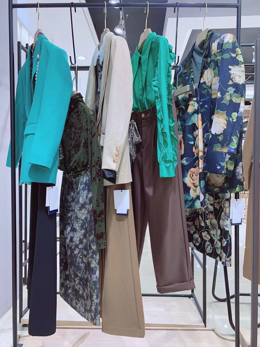 专卖折扣店当季新款品牌女装尾货批发货源渠道  品牌折扣女装尾货批发  女装库存尾货批发  厂家直批