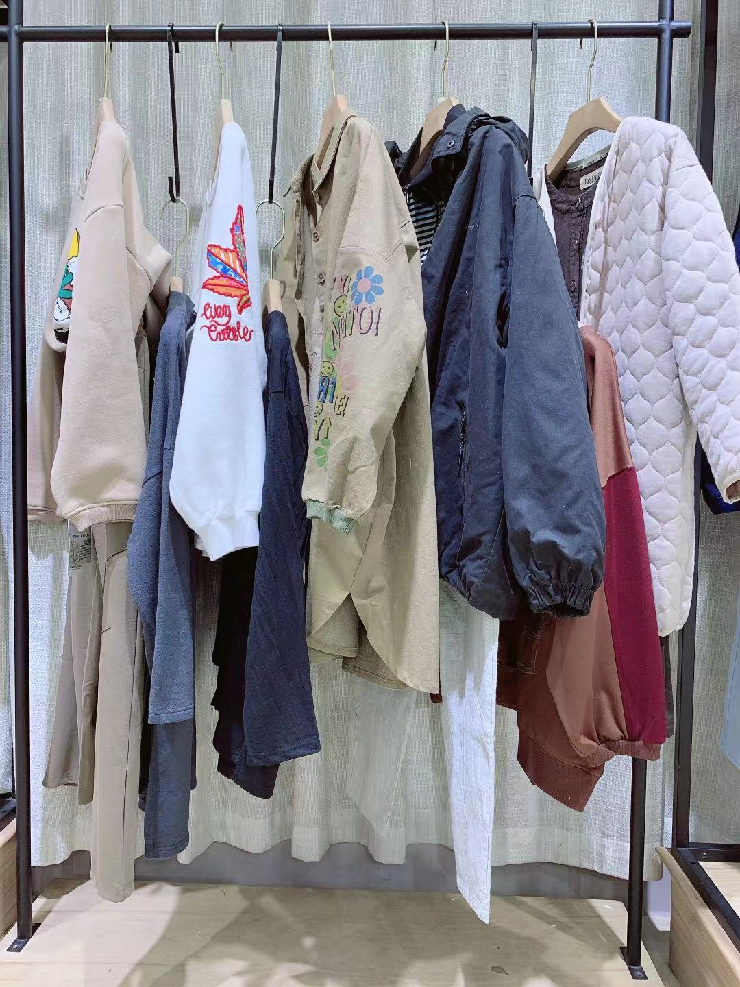 小渔仔广州石井提供商场撤柜品牌女装尾货批发货源  品牌折扣女装尾货批发  女装库存尾货批发  厂家直批