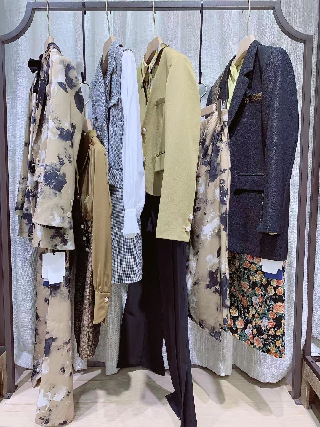 专卖折扣店当季新款品牌女装尾货批发货源渠道  品牌折扣女装尾货批发  女装库存尾货批发  厂家直批