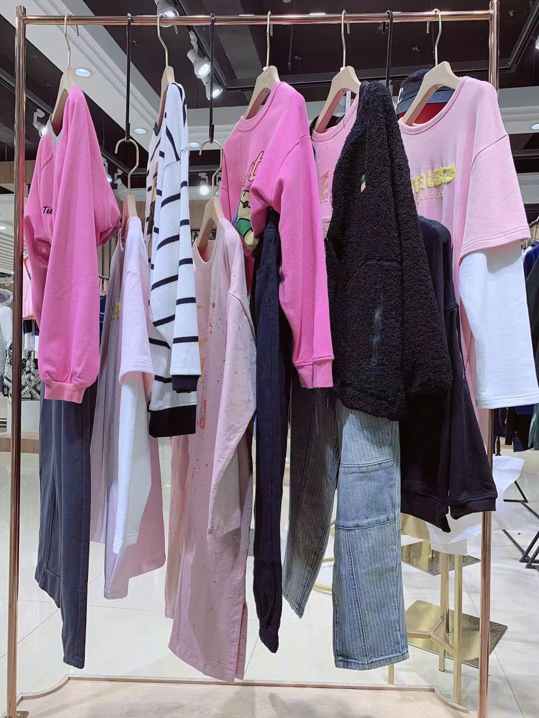 小渔仔广州石井提供商场撤柜品牌女装尾货批发货源  品牌折扣女装尾货批发  女装库存尾货批发  厂家直批
