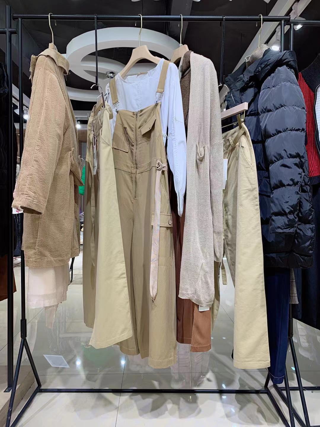 音色21年秋冬品牌撤柜尾货服装折扣进货渠道  品牌折扣女装尾货批发  女装库存尾货批发  厂家直批
