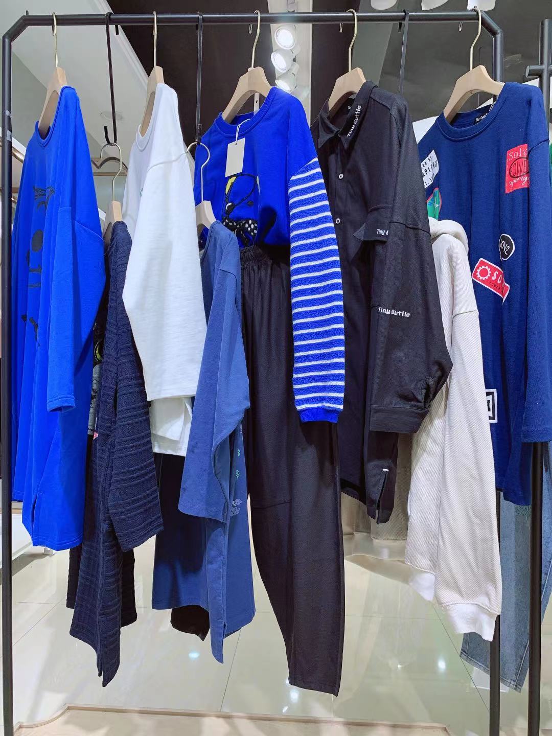 万紫千红22春深圳中高端品牌女装折扣批发货源  品牌折扣女装尾货批发  女装库存尾货批发  厂家直批