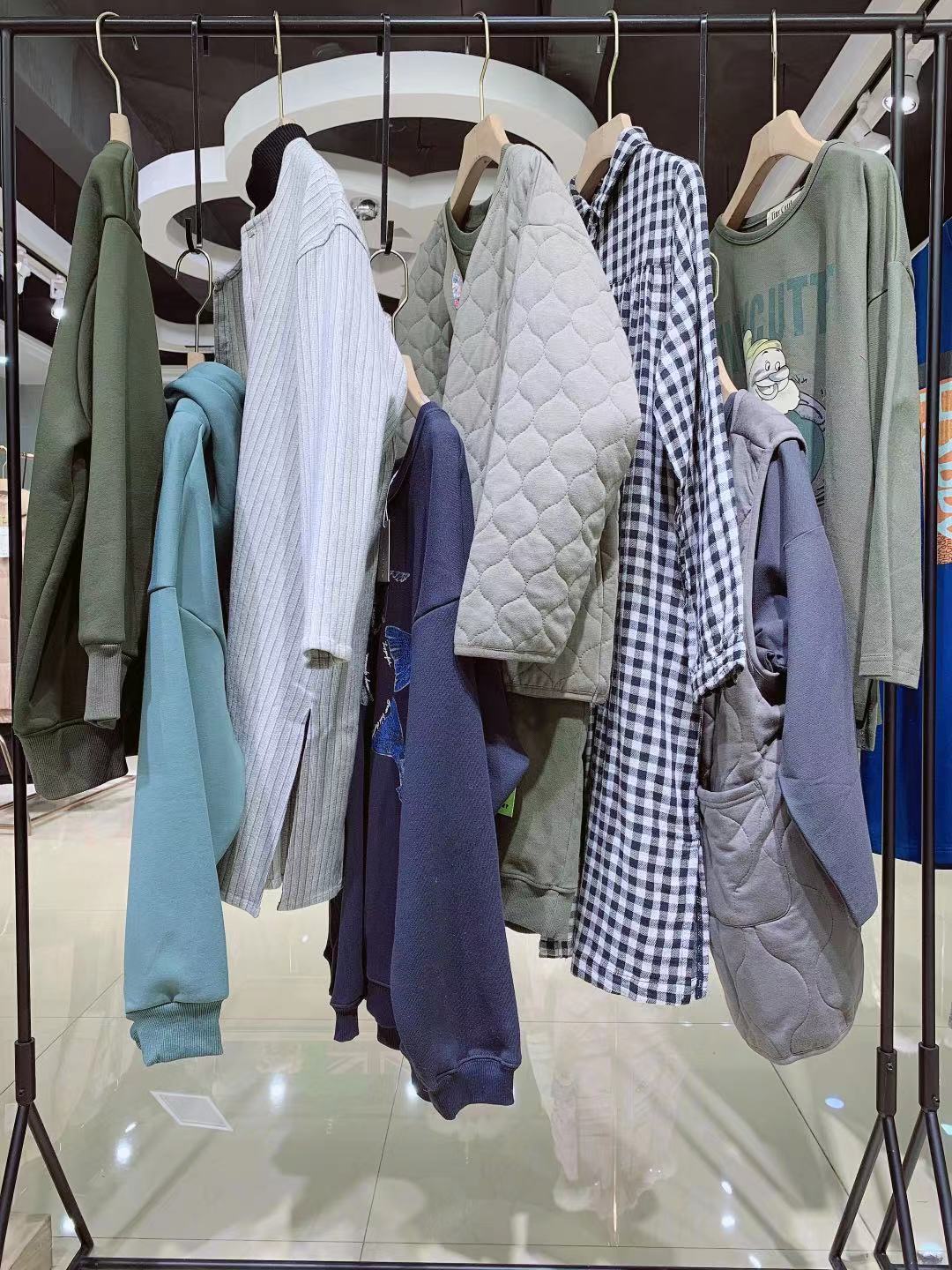 万紫千红22春深圳中高端品牌女装折扣批发货源  品牌折扣女装尾货批发  女装库存尾货批发  厂家直批