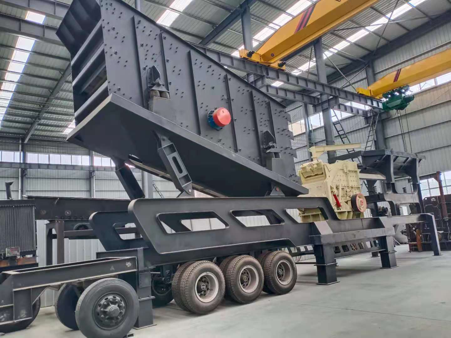多功能石料移动破碎车 建筑垃圾矿石流动制砂机 移动制砂机 移动破碎站