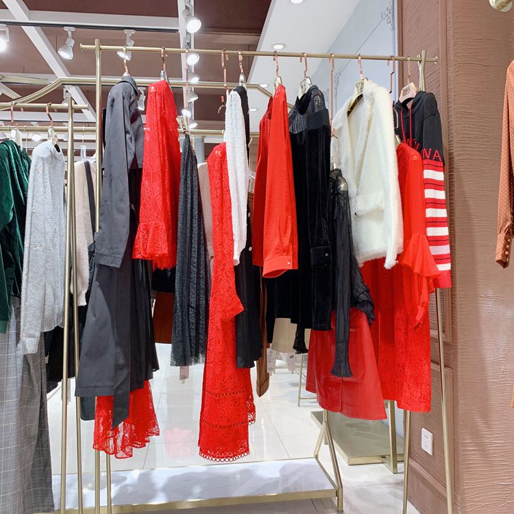 折扣店女装品牌风笛春装 华丹尼女装橘滋剪标分份批发