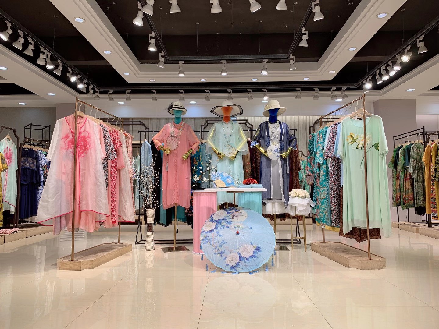 休闲品牌晒谷场2022春女装折扣店电商进货渠道  女装尾货批发  女装库存尾货批发