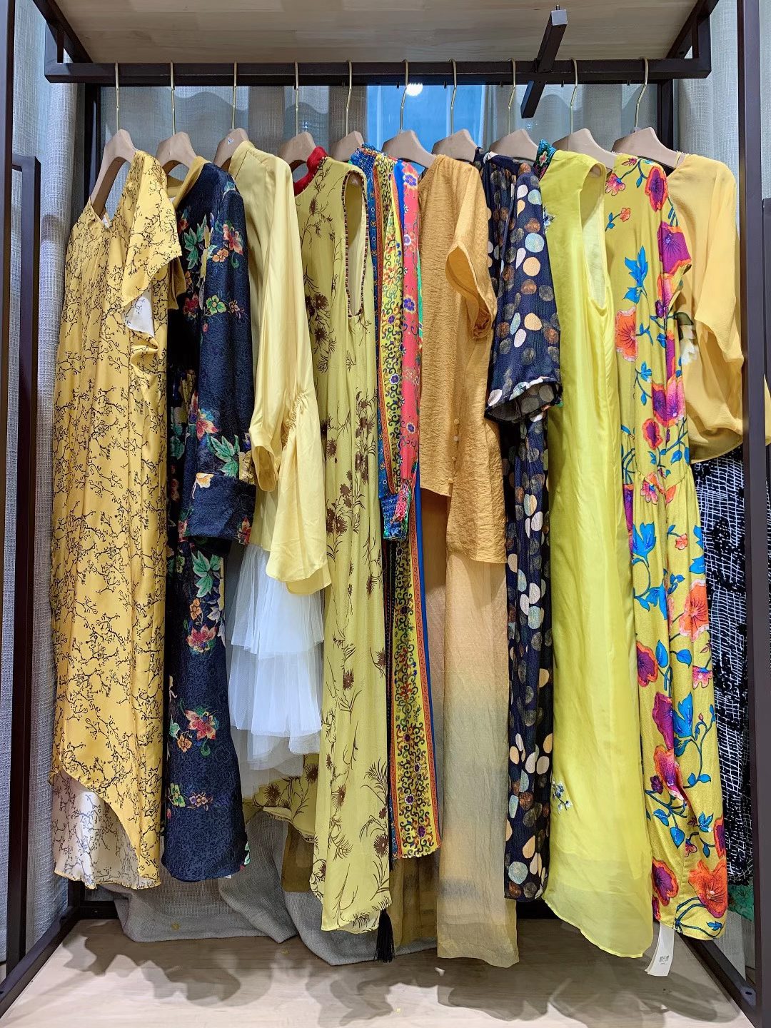 休闲品牌晒谷场2022春女装折扣店电商进货渠道  女装尾货批发  女装库存尾货批发