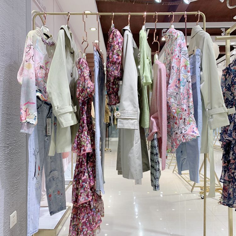 品牌女装折扣店马克华菲春 艾蜜雪女装橘滋尾货清仓