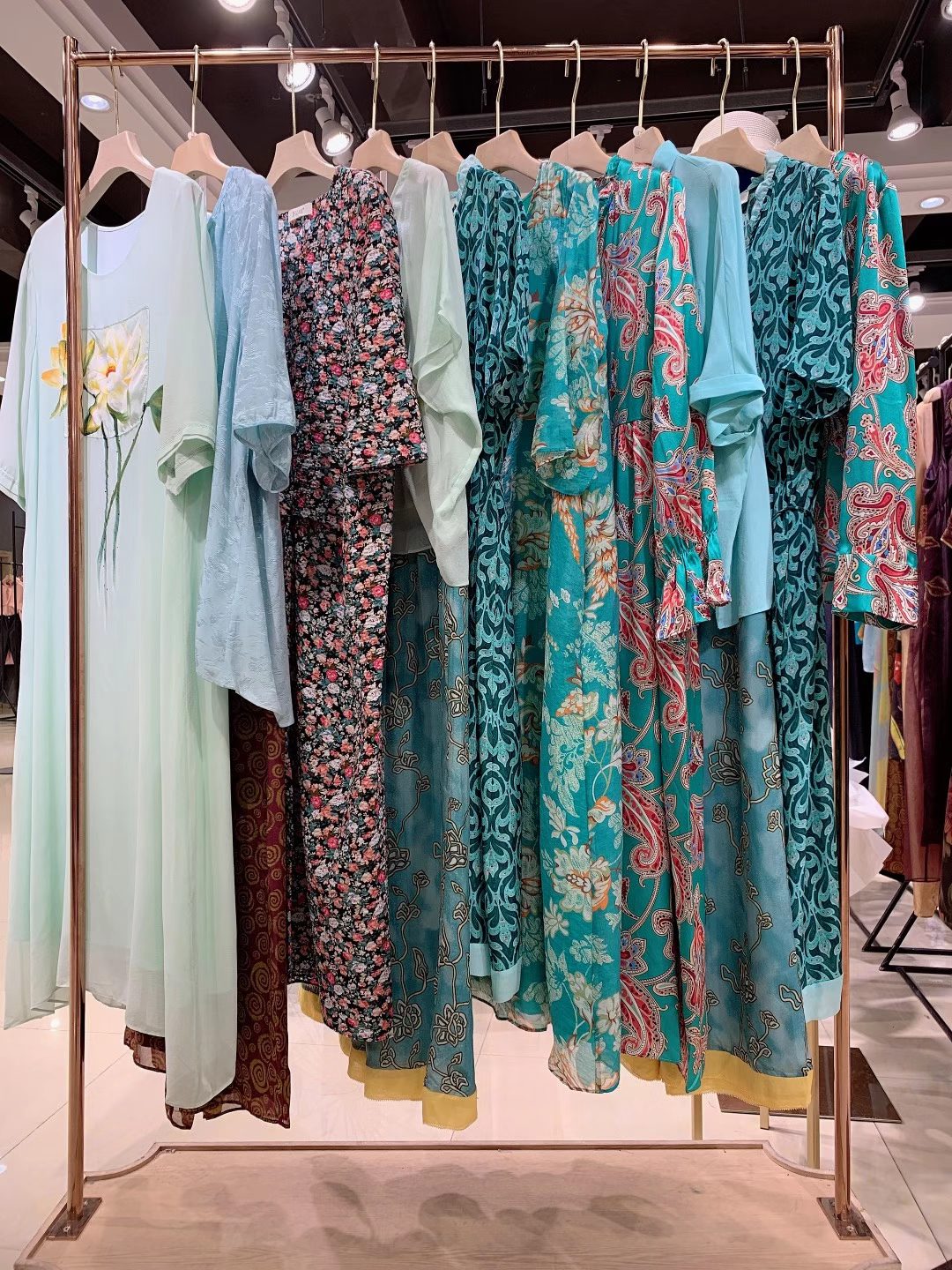 品牌晒谷场21秋冬品牌折扣女装尾货货源供应商  女装折扣  女装尾货批发  女装库存尾货批发