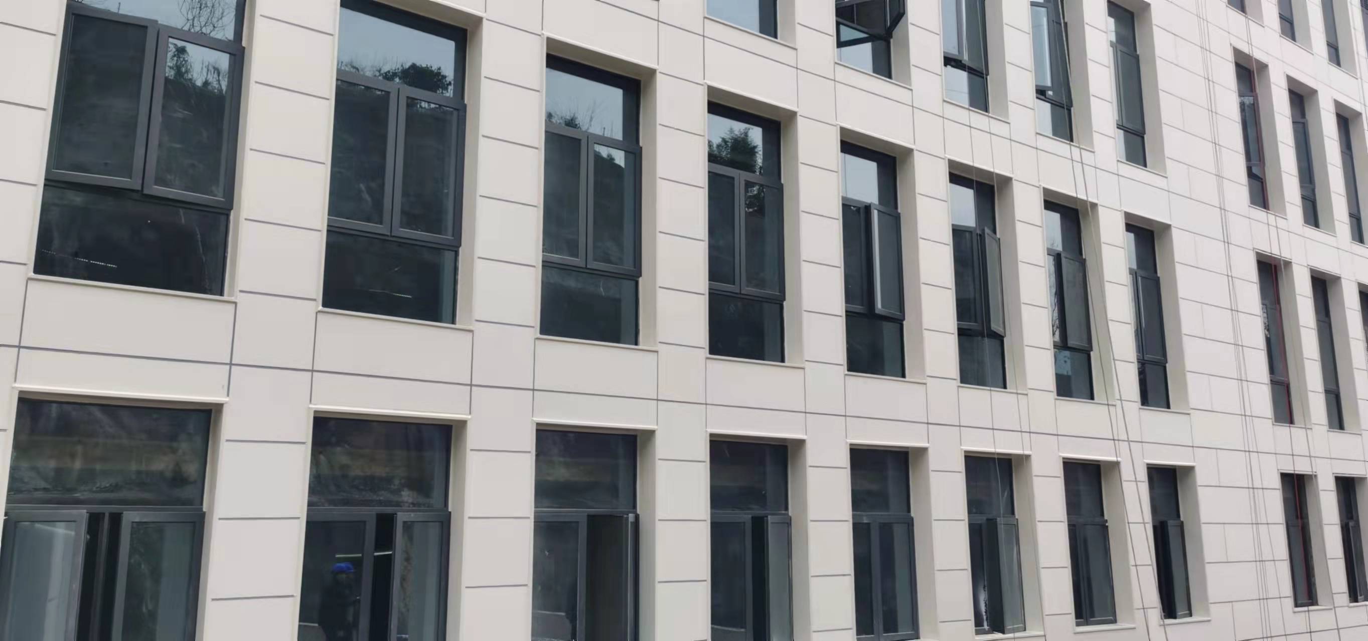 纤维水泥通体版 颜色多样性 适用于外墙建筑 施工便捷  防火防潮  A级防火  隔音隔热