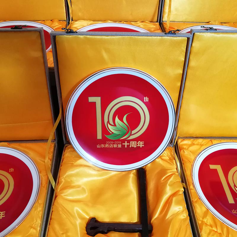 企业伴手礼纪念盘，景德镇陶瓷赏盘工艺品摆件办公室  陶瓷纪念盘礼品  定做陶瓷纪念盘