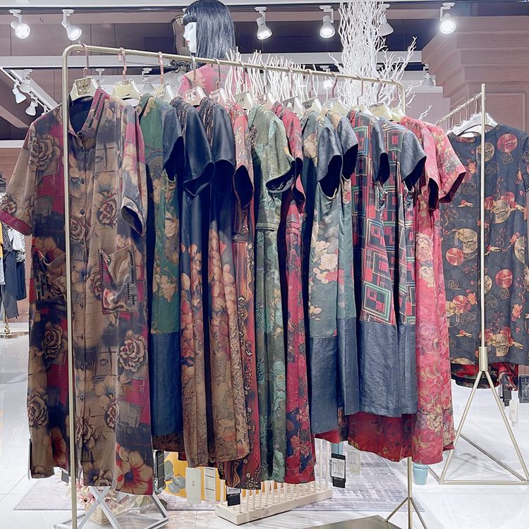 丽写香云纱品牌折扣女装 李薇女装叮当小猫重工潮T批发  丽写香云纱女装  一手货源