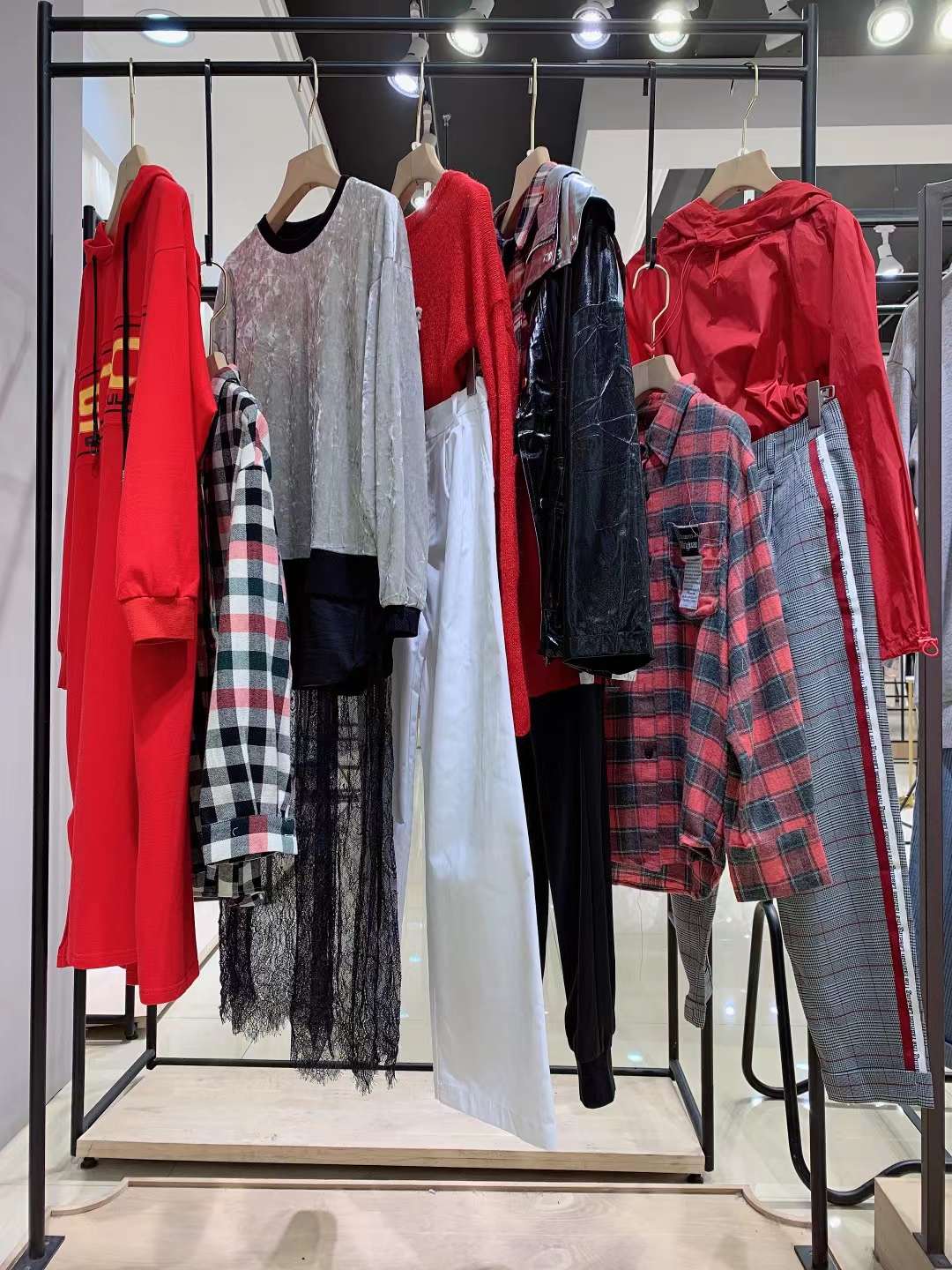 意大利品牌琲妮2022春品牌折扣女装货源批发供应商  女装折扣  女装尾货批发  女装库存尾货批发
