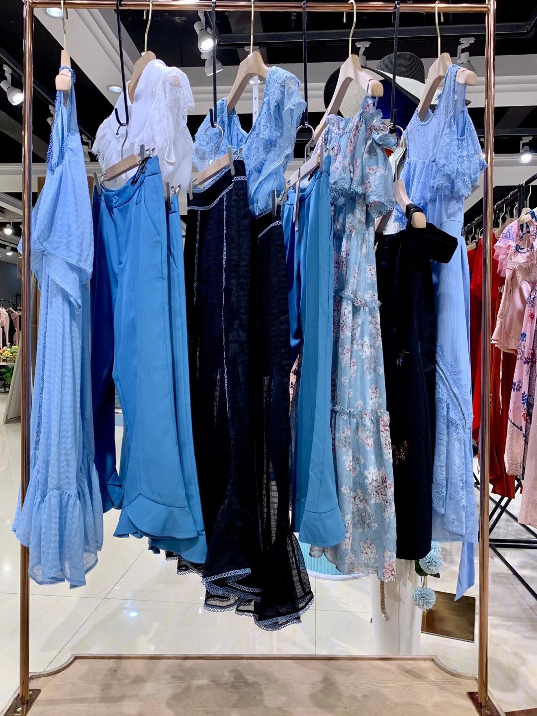 品牌FEXATA2022春品牌折扣女装工厂一手货源直销  女装折扣  女装尾货批发  女装库存尾货批发
