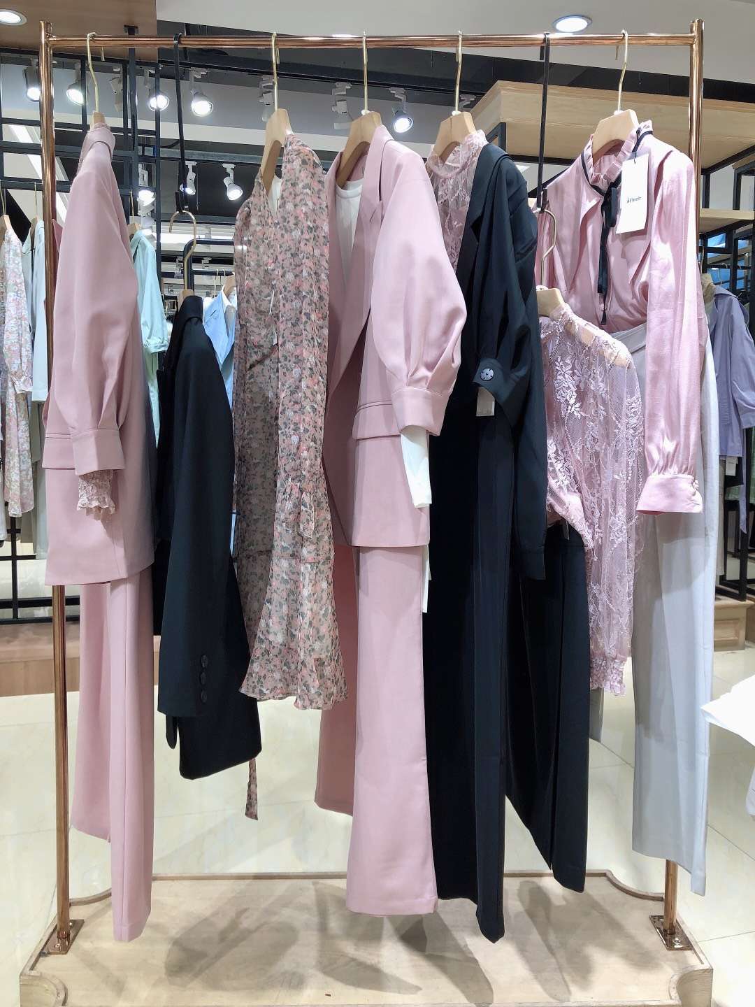 剪标女装货源绽然2022春折扣女装货源批发  女装折扣  女装尾货批发  女装库存尾货批发