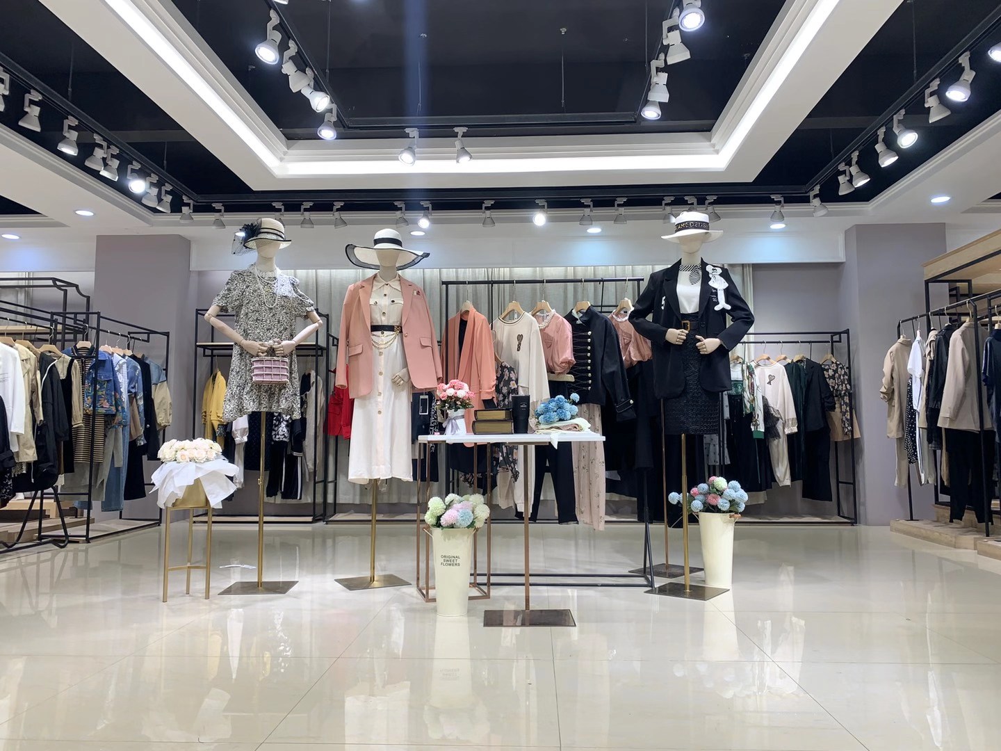 法国轻奢品牌小妖2022春品牌折扣女装库存尾货打包批发  女装折扣  女装尾货批发  女装库存尾货批发